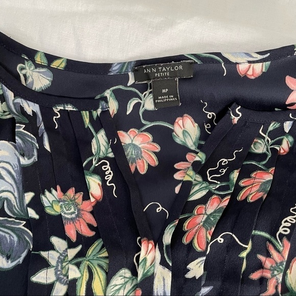 Ann Taylor MP Medium Petite Navy Blue Floral Ruffle Blouse Flower - Picture 2 of 5